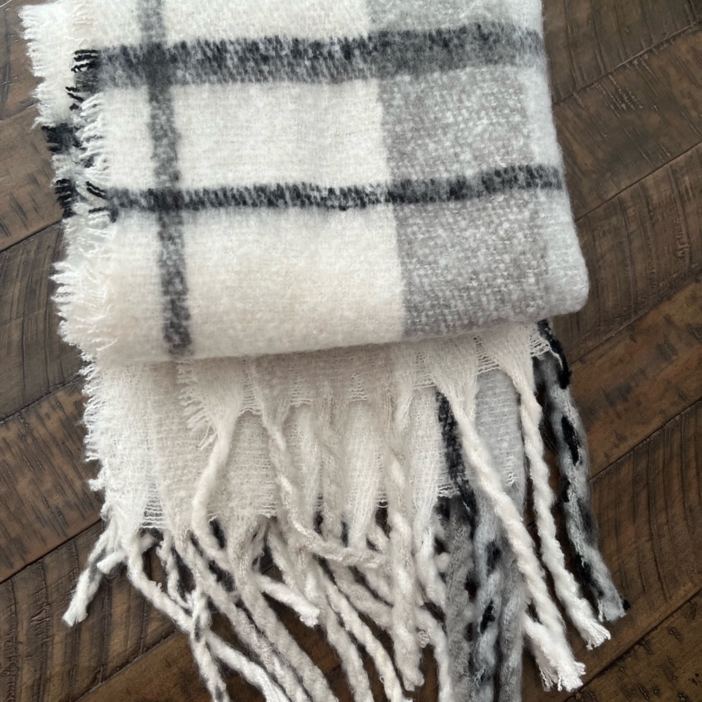 NWOT Steve Madden scarf